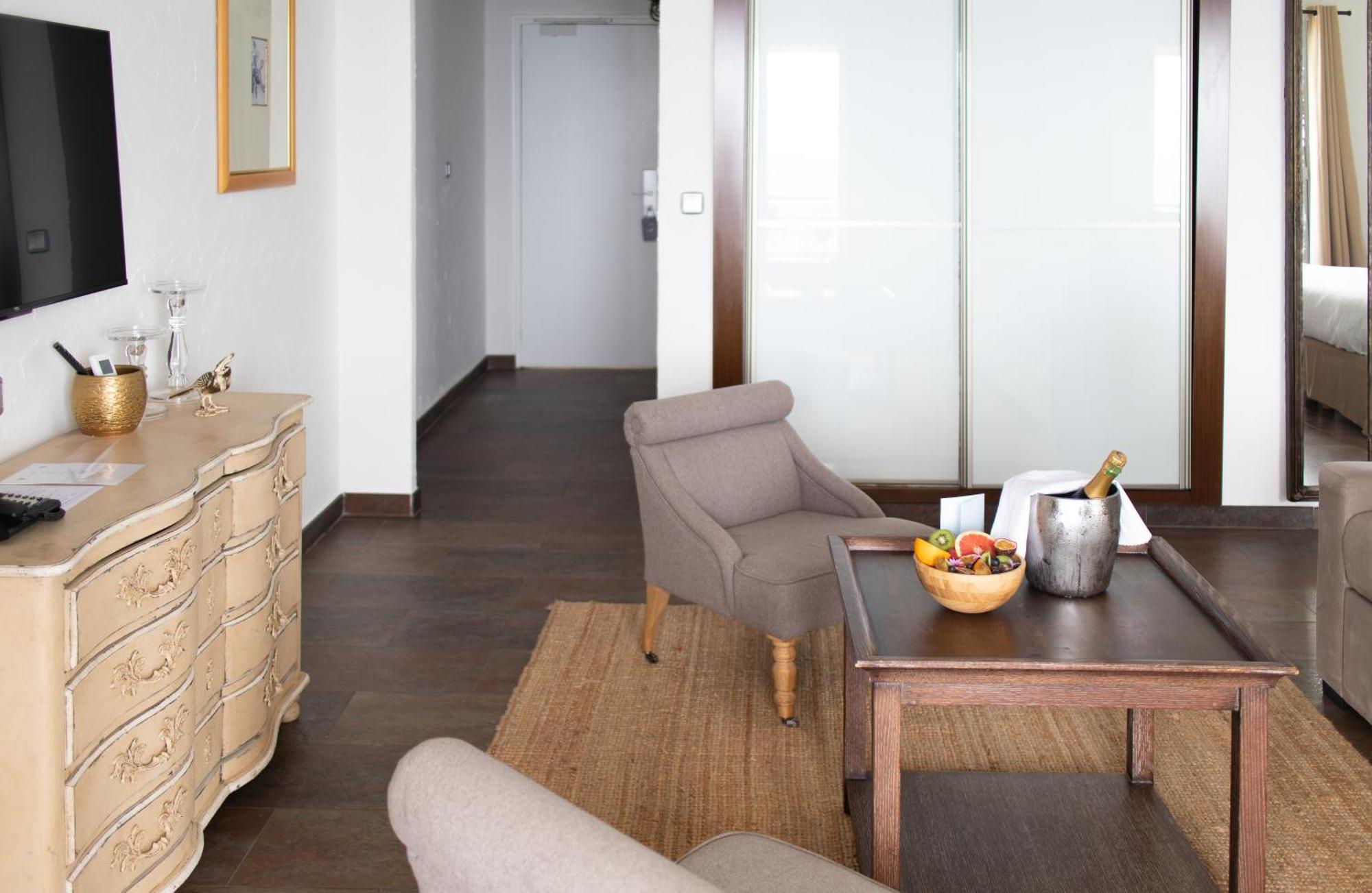 Surplage Hotel Cavaliere Le Lavandou Kültér fotó